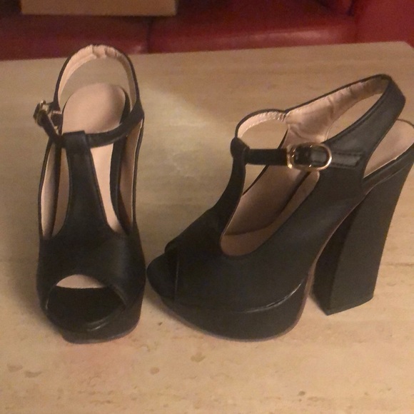 Black. Sexy, high heeled platforms. - Picture 3 of 5